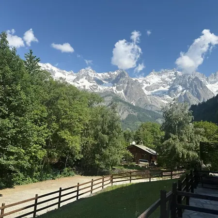 Vakantiehuis 2br Terrace Mont Blanc View & Parking Courmayeur